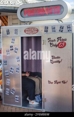 Großbritannien, England, East Sussex, Brighton. Brighton Palace Pier. Fotokabine Stockfoto