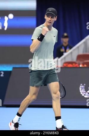 Peking, China. September 2024. Jannik Sinner of Italy feiert das Scoring während des Spiels in der ersten Runde der Männer gegen Nicolas Jarry aus Chile beim Tennis-Turnier der China Open 2024 in Peking, China, 26. September 2024. Quelle: Zhang Chen/Xinhua/Alamy Live News Stockfoto