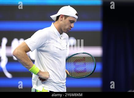 Peking, China. September 2024. Nicolas Jarry aus Chile reagierte beim Tennis-Turnier der China Open 2024 in Peking, China, am 26. September 2024 im ersten Runde des Mannes gegen Jannik Sinner aus Italien. Quelle: Zhang Chen/Xinhua/Alamy Live News Stockfoto