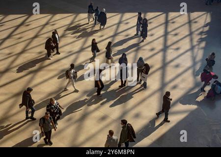 Frankreich, Paris, 75, 1. ARRT, Louvre Museum, Touristen unter der Pyramide, April 2023. Stockfoto