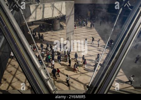 Frankreich, Paris, 75, 1. ARRT, Louvre Museum, Touristen unter der Pyramide, April 2023. Stockfoto