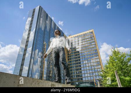 Skulptur Balanceakt von Stephan Balkenhol, Springer-Verlag, Axel-Springer-Straße, Zimmerstraße, Kreuzberg, Friedrichshain-Kreuzberg, Berlin, Deutschla Stockfoto