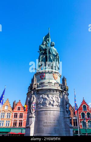 Europa, Belgien, Brügge. Grand Place. Statue von Pieter de Coninck und Jan Breydel Stockfoto