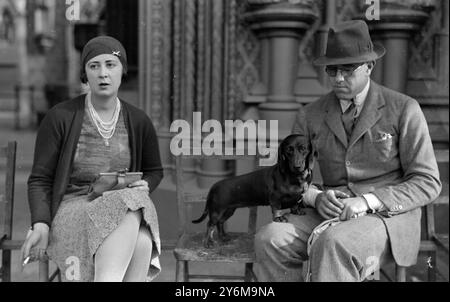Kennel Club Show im Crystal Palace. Earl und Gräfin von Northesk und ihr Dachshund. 8. Oktober 1930 Stockfoto