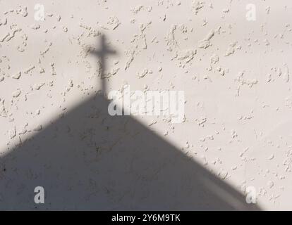 Schatten des dreieckigen Schildes mit Kreuzabdruck auf der KI Anglican St Columbas Kirche in Penneshaw, Kangaroo Island, Australien. Stockfoto