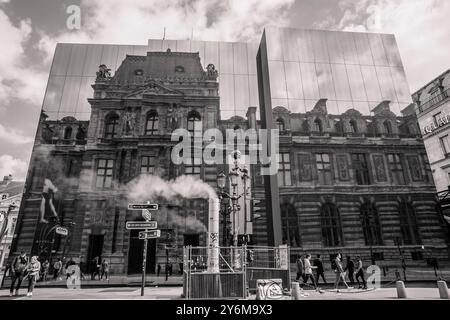Frankreich, Paris, 75, 1. ARRT, Place du Palais-Royal, Reflexion des Louvre in der Südwand des von Jean Nouvel entworfenen Spiegelwürfels: dieser Würfel c Stockfoto