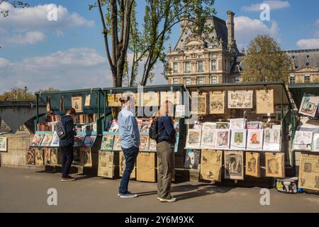 Frankreich, Paris, 75, Quai Voltaire, 7. ARRT, Junge Touristen vor Buchhändlern, Frühjahr 2023. Stockfoto