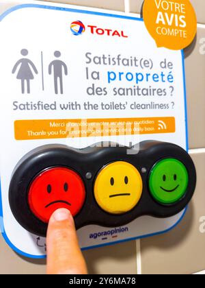 Zufriedenheitsumfrage. Smiley-Tasten mit Farbcode Stockfoto