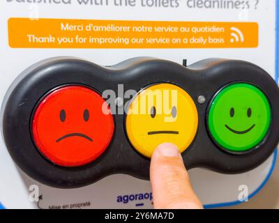 Zufriedenheitsumfrage. Smiley-Tasten mit Farbcode Stockfoto