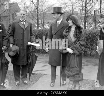 Duke and Duchess of York bei der Eröffnung des Patientenflügels im Royal Surrey County Hospital in Guildford am 30. April 1924 Stockfoto