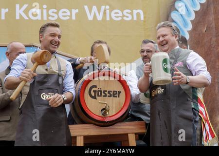 Wien, Österreich. September 2024. ÖSTERREICH; WIEN; 20240926; Ehemaliger Skifahrer Hans Knauss (L.) und Wiener Bürgermeister Michael Ludwig bei Bieranstich an der Wiener Wiesen in Wien am 26. September 2024. - 20240926 PD3296 Credit: APA-PictureDesk/Alamy Live News Stockfoto