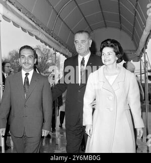 Washington: König Hussein von Jordon (links) wird von US-Präsident Lyndon B. Johnson und seiner Frau Claudia Johnson begleitet, als er am 14. April hier im Weißen Haus zu Gesprächen mit dem US-Präsidenten ankam. Hussein ist derzeit auf einem offiziellen Besuch in Amerika. 16. April 1964 Stockfoto