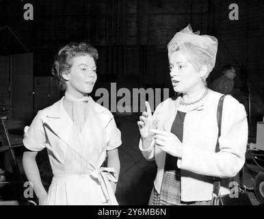 Schauspielerin Elsa Lancaster kommt vorbei, um Joan Elan auf dem Set von Paramount's „Pleasure Island“ zu besuchen. Während der Dreharbeiten der Schaumbad-Szene, in der Audrey Dalton ein Schaumbad nehmen wird. Stockfoto