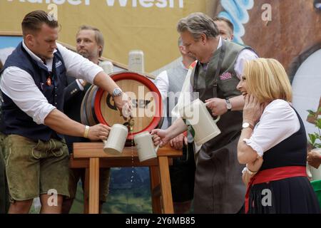 Wien, Österreich. September 2024. ÖSTERREICH; WIEN; 20240926; Wiener Bürgermeister Michael Ludwig (M.) Nationalratspräsidentin Doris Bures (R.) bei Bieranstich an der Wiener Wiesen in Wien am 26. September 2024. - 20240926 PD3301 Credit: APA-PictureDesk/Alamy Live News Stockfoto