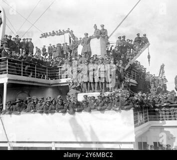 5.000 Männer der berühmten 1. Brigade, 1. Division verlassen Southampton auf der „Olympia“. 16. April 1919 Stockfoto