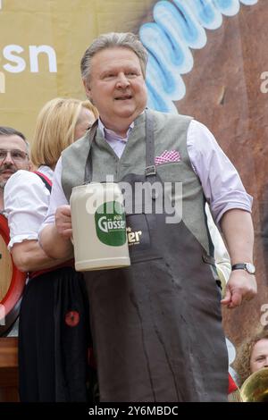 Wien, Österreich. September 2024. ÖSTERREICH; WIEN; 20240926; Wiener Bürgermeister Michael Ludwig bei Bieranstich an der Wiener Wiesen in Wien am 26. September 2024. - 20240926 PD3298 Credit: APA-PictureDesk/Alamy Live News Stockfoto