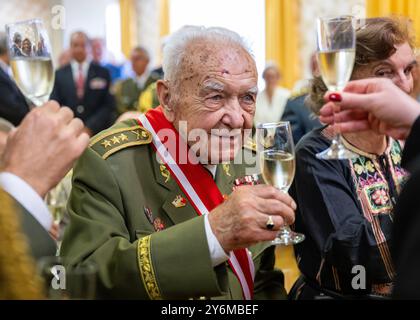 Jince, Tschechische Republik. September 2024. Der tschechische Kriegsveteran Miloslav Masopust, das letzte überlebende Mitglied eines Artillerieregiments des 1. Tschechoslowakischen Armeekorps, trifft am 26. September 2024 in Jince, Tschechische Republik, auf die tschechische Verteidigungsministerin Jana Cernochova. Masopust wird 100 Jahre alt. Quelle: Michaela Rihova/CTK Photo/Alamy Live News Stockfoto