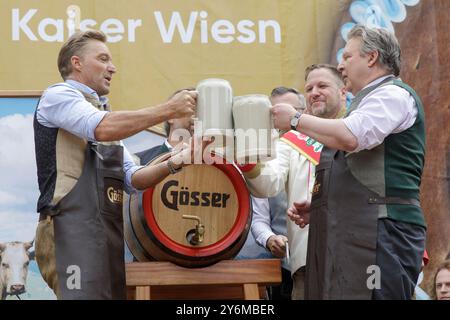 Wien, Österreich. September 2024. ÖSTERREICH; WIEN; 20240926; Ehemaliger Skifahrer Hans Knauss (L.) und Wiener Bürgermeister Michael Ludwig bei Bieranstich an der Wiener Wiesen in Wien am 26. September 2024. - 20240926 PD3297 Credit: APA-PictureDesk/Alamy Live News Stockfoto