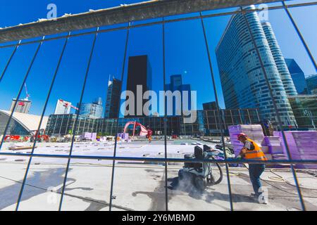 Frankreich, Ile-de-France, Paris, La Defense. Baustelle vor dem Arche de la Defense und dem CNIT. Stockfoto