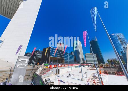 Frankreich, Ile-de-France, Paris, La Defense. Baustelle vor dem Arche de la Defense und dem CNIT. Stockfoto