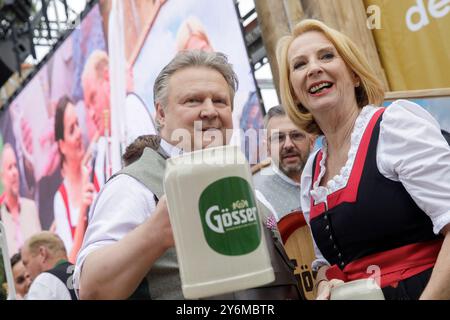 Wien, Österreich. September 2024. ÖSTERREICH; WIEN; 20240926; Wiener Bürgermeister Michael Ludwig Nationalratspräsidentin Doris Bures bei Bieranstich an der Wiener Wiesen in Wien am 26. September 2024. - 20240926 PD3304 Credit: APA-PictureDesk/Alamy Live News Stockfoto