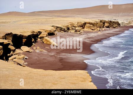 Wunderschöne Aussicht auf die zerklüftete Küste im Paracas National Reserve mit einzigartigen roten Sandstränden und dramatischen Klippen entlang des Pazifik. A Stockfoto