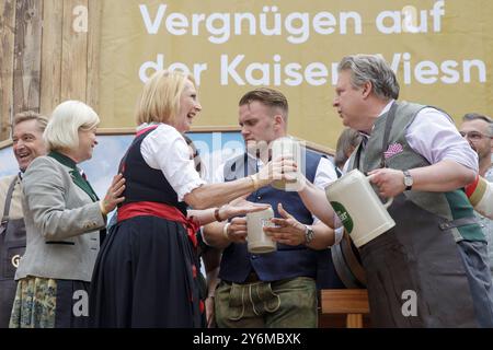 Wien, Österreich. September 2024. ÖSTERREICH; WIEN; 20240926; L-R.: Verteidigungsministerin Klaudia Tanner, Nationalratspräsidentin Doris Bures, Wiener Bürgermeister Michael Ludwig bei Bieranstich an der Wiener Wiesen in Wien am 26. September 2024. - 20240926 PD3303 Credit: APA-PictureDesk/Alamy Live News Stockfoto