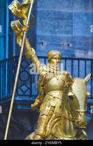 Frankreich paris. Bezirk 1. Platz der Pyramiden. Goldene Reiterstatue von Jeanne d'Arc Stockfoto