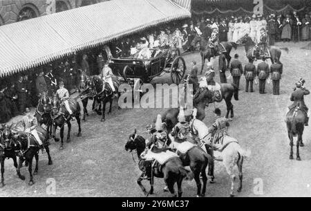 König und Königin von Dänemark in der Stadt : die Ankunft Ihrer Majestäten in der Gildenhalle - 15. Juni 1907 ©TopFoto Stockfoto