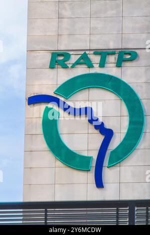 Frankreich, Ile-de-France, Paris, U-Bahn, RATP-Logo, auf dem RATP-Haus, Rue Rappee Stockfoto