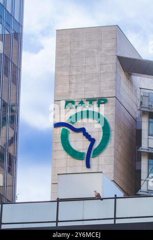 Frankreich, Ile-de-France, Paris, U-Bahn, RATP-Logo, auf dem RATP-Haus, Rue Rappee Stockfoto
