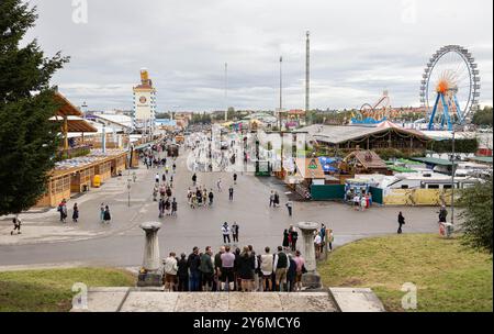 München, Deutschland. September 2024. Machen Sie einen Spaziergang durch das Oktoberfest an einem bewölkten Tag am 26. September 2025 in München, Deutschland. (Foto: Alexander Pohl/SIPA USA) Credit: SIPA USA/Alamy Live News Stockfoto