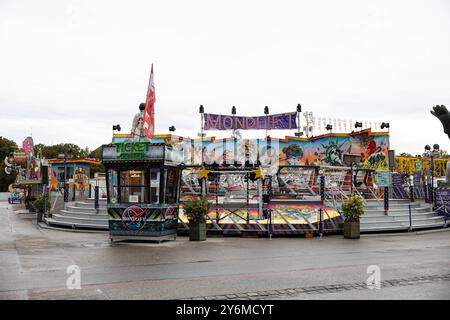 München, Deutschland. September 2024. Machen Sie einen Spaziergang durch das Oktoberfest an einem bewölkten Tag am 26. September 2025 in München, Deutschland. (Foto: Alexander Pohl/SIPA USA) Credit: SIPA USA/Alamy Live News Stockfoto