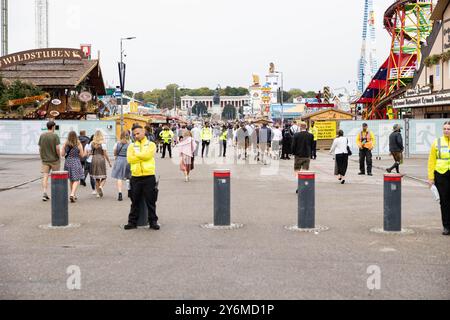 München, Deutschland. September 2024. Machen Sie einen Spaziergang durch das Oktoberfest an einem bewölkten Tag am 26. September 2025 in München, Deutschland. (Foto: Alexander Pohl/SIPA USA) Credit: SIPA USA/Alamy Live News Stockfoto