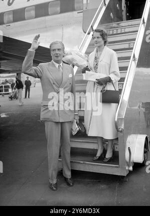 London: Außenminister Anthony Eden winkt mit seiner Frau, er verlässt den Londoner Flughafen, um die Flitterwochen in Portugal zu verbringen. Mrs. Eden ist die 32-jährige Miss Clarissa Spencer Churchill, Nichte des britischen Premierministers Winston Churchill. Sie haben gestern in London geheiratet. August 1952 Stockfoto