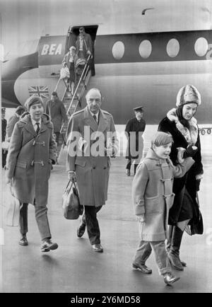 Zürich, Schweiz: Bei ihrer Ankunft am Flughafen Zürich heute aus London sind der britische Ex-Kriegsminister John Profumo, seine Frau, die ehemalige Schauspielerin Valerie Hobson und ihre beiden Kinder Mark (links) 12 und David (rechts) 8 abgebildet. Es wird verstanden, dass sie eine Woche Urlaub in der Schweiz verbringen sollen. Profumo trat im Juli letzten Jahres aus der Regierung zurück, nachdem er zugegeben hatte, dass er das Unterhaus belogen habe, indem er ihnen sagte, dass seine Beziehung zu Christine Keeler nicht unangemessen sei. 7. Januar 1964 Stockfoto