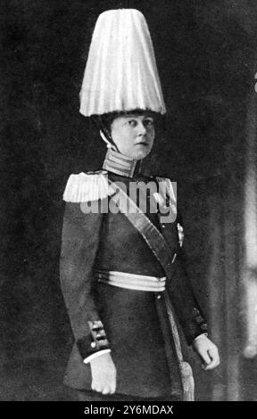 In der Uniform des Häuptlings der preußischen Grenadiere der Garde: Königin Sophie von Griechenland, die Schwester des Kaisers. 23. Juni 1917 Prinzessin Sophie Dorothea Ulrike Alice von Preußen (14. Juni 1870 bis 13. Januar 1932) wurde 1870 in Potsdam als Kronprinz Friedrich von Preußen und Victoria, Prinzessin Royal von Großbritannien, geboren, selbst die älteste Tochter von Königin Victoria und Prinz Albert. Sie war eine Schwester von Wilhelm II., dem deutschen Kaiser. Am 27. Oktober 1889 heiratete sie den Kronprinzen Konstantin von Griechenland in Athen. Stockfoto