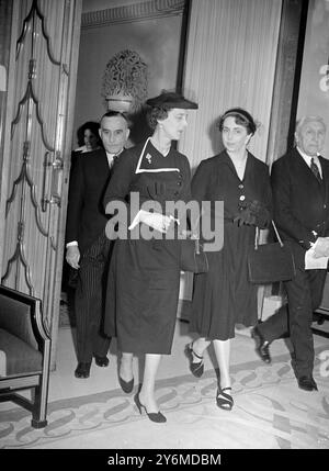 London: Die Herzogin von Kent unterhält sich mit der Dame Katherine Brandram (Prinzessin Katherine von Griechenland) (rechts) beim Mittagessen im Claridges Hotel von der Anglo-Hellenischen Liga, deren Schirmherrin die Herzogin ist. 2. April 1951 Stockfoto