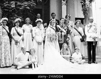 Hochzeit des Ex-Königs Michael von Rumänien mit Prinzessin Anne von Bourbon Parme in der Kapelle, die im Saal des griechischen Königspalastes in Athen errichtet wurde. Von links nach rechts Prinzessin Olga von Jugoslawien, Prinzessin Helen, Witwe von Prinz Nikolas von Griechenland, Prinzessin Christina von Hess, Königin Frederica von Griechenland, Prinzessin Anne, Ex-König Michael, Prinzessin Dorothy von Hess, Königin Mutter Helen von Rumänien und König Paul von Griechenland. Die vier Kinder von links nach rechts Prinz Karl von Hess und die drei Kinder von König Paulus von Griechenland, Prinzessin Irini und Saphia und Kronprinz Konstantin. Stockfoto