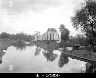 Laufende Arbeiten in Hampton Court zur Umleitung der Mole und zum Bau einer neuen Brücke und einer neuen Straße am 22. Oktober 1930 Stockfoto