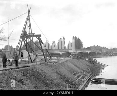 Laufende Arbeiten in Hampton Court zur Umleitung der Mole und zum Bau einer neuen Brücke und einer neuen Straße am 22. Oktober 1930 Stockfoto