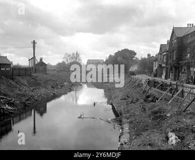 Laufende Arbeiten in Hampton Court zur Umleitung der Mole und zum Bau einer neuen Brücke und einer neuen Straße am 22. Oktober 1930 Stockfoto