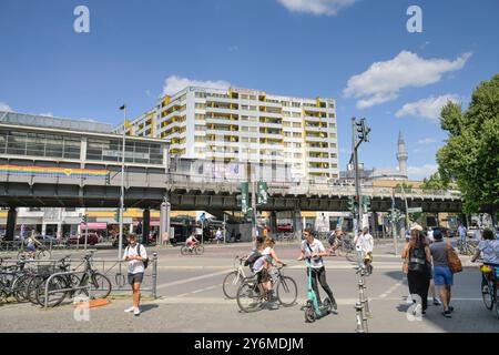 Straßenszene, Passanten, Kottbusser Tor, Kreuzberg, Berlin, Deutschland *** Straßenszene, Passanten, Kottbusser Tor, Kreuzberg, Berlin, Deutschland Stockfoto