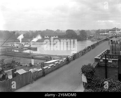 Laufende Arbeiten in Hampton Court zur Umleitung der Mole und zum Bau einer neuen Brücke und einer neuen Straße am 22. Oktober 1930 Stockfoto