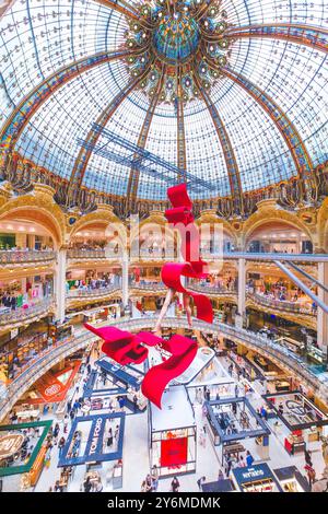 Frankreich, Paris, die Galeries Lafayette, der Boulevard Haussmann, die Kuppel und ihr Baldachin. Parfümläden im Erdgeschoss. Monumentale Dekoration im Stockfoto