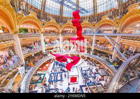 Frankreich, Paris, Galeries Lafayette, Boulevard Haussmann,. Parfümläden im Erdgeschoss. Monumentale Dekoration in der Mitte des Gebäudes Stockfoto
