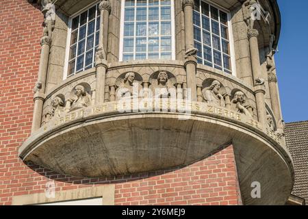 Gebäudedetail, Erker, Rundfenster, Altes Rathaus, Eichborndamm, Reinickendorf, Berlin, Deutschland *** Gebäudedetail, Erkerfenster, Rundfenster, altes Rathaus, Eichborndamm, Reinickendorf, Berlin, Deutschland Stockfoto