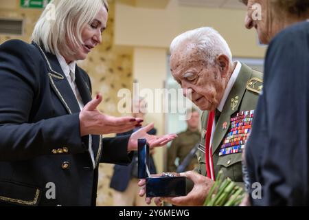 Jince, Tschechische Republik. September 2024. Der tschechische Kriegsveteran Miloslav Masopust (Mitte), das letzte überlebende Mitglied eines Artillerieregiments des 1. Tschechoslowakischen Armeekorps, trifft am 26. September 2024 in Jince, Tschechien, auf die tschechische Verteidigungsministerin Jana Cernochova (links). Masopust wird 100 Jahre alt. Auf der rechten Seite ist Masopusts Frau Helena Masopustova zu sehen. Quelle: Michaela Rihova/CTK Photo/Alamy Live News Stockfoto