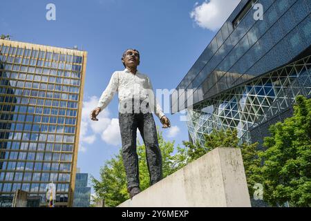 Skulptur Balanceakt von Stephan Balkenhol, Springer-Verlag, Axel-Springer-Straße, Zimmerstraße, Kreuzberg, Friedrichshain-Kreuzberg, Berlin, Deutschland *** Skulpturenbalanceakt von Stephan Balkenhol, Springer Verlag, Axel Springer Straße, Zimmerstraße, Kreuzberg, Friedrichshain Kreuzberg, Berlin, Deutschland Stockfoto