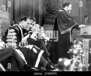 Edinburgh: Während der neue Rektor der Universität Edinburgh, James Robertson Justice, der Film und Schauspieler, seine Rede vor den Studenten hält, die in der McEwan's Hall gepackt sind, hört Prinz Philip neben Patrick Hamilton, dem Präsidenten des studentenvertretungsrates, einen amüsanten beifall. Die Zeremonie war gewöhnlich hektisch und Tomaten, Mehl und Wasser begrüßten alle Würdenträger, als sie zur Zeremonie kamen. 20. Februar 1958 Stockfoto